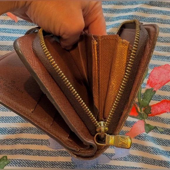 Authentic Vintage Louis Vuitton Monogram Compact Wallet - Picture 8 of 12
